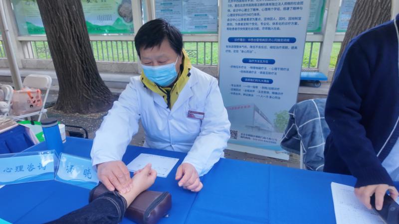 医师节致敬基层医者，精神科杨晓四十载深耕中西结合精神诊疗获殊荣