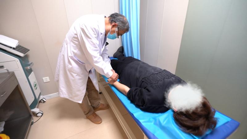 抗精神病药引发肢体颤抖?精神科康玉春中西结合帮助患者守住生活质量